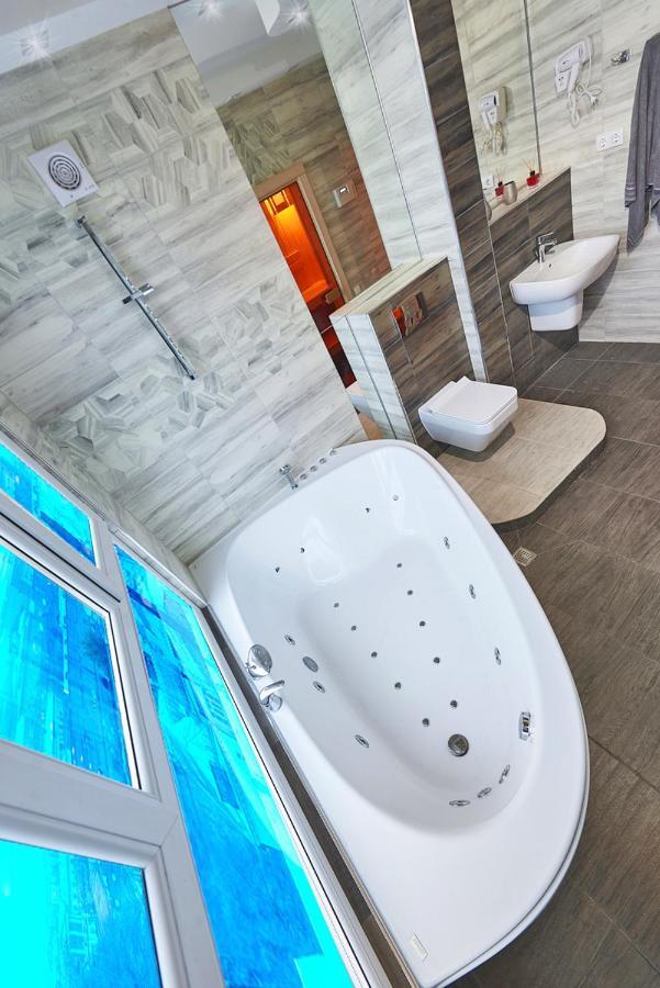 Sauna, Big Jacuzzi , Khreshchatyk apartments Kiev Bagian luar foto